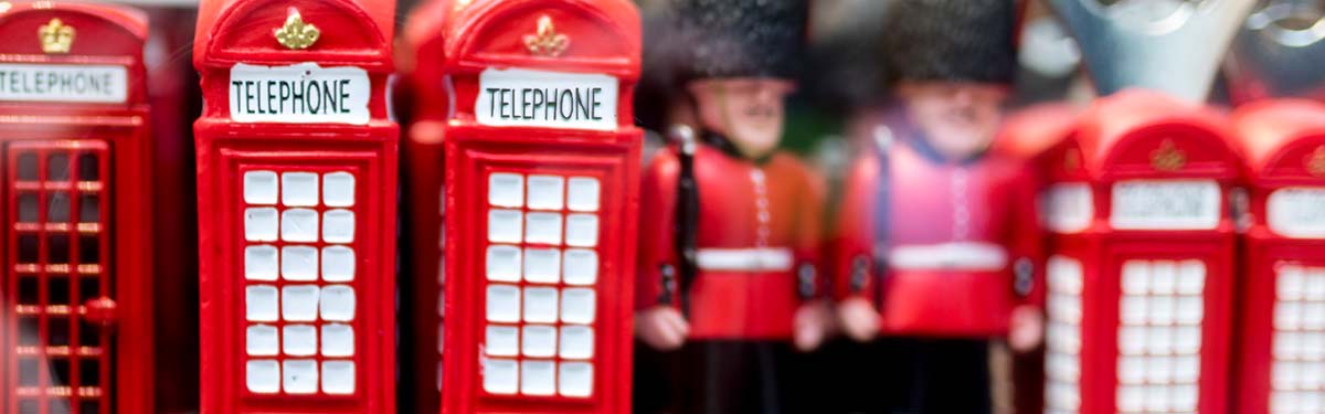 Hauptbild Englisschule Schaffhausen mit roter Telefonkabine aus London